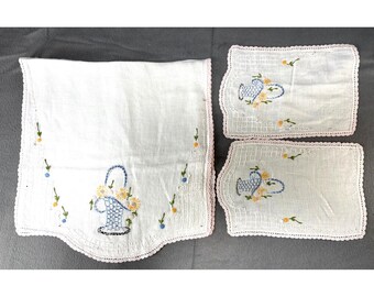 Juego de 3 manteles bordados a mano con cesta floral y ribete de encaje vintage
