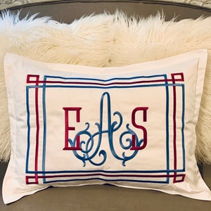 Kussenvervalsing met monogram