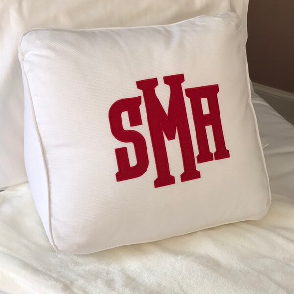 Oreiller compensé monogrammé appliqué