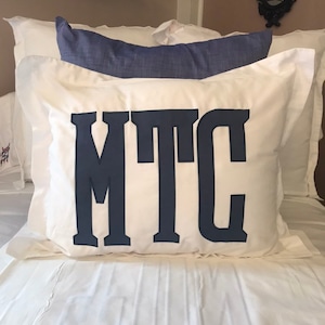 Geappliqueerde kussenschijnsel met extra groot monogram