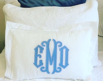 Almohada con vainica y apliques de monograma