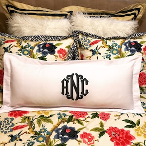 Applique monogram 36-inch lendenkussen