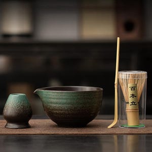 Handgjort Matcha-skålset: Keramisk visphållare, bambuverktyg