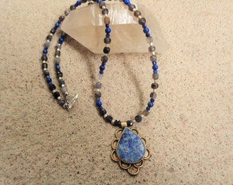 Collier en lapis, iolite et sodalite avec pendentif vintage