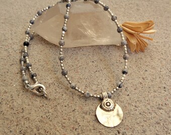 Collier en perles de jaspe pierre carte avec pendentif pièce de monnaie turque plat vintage