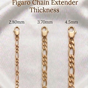 Puede incluir: Tres extensores de cadena Figaro dorados con cierres de langosta, etiquetados con grosores de 2,80 mm, 3,70 mm y 4,5 mm. El texto 'Figaro Chain Extender Thickness' aparece sobre los tres componentes de joyería de metal verticales.
