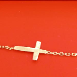 Pulsera de cruz lateral de oro auténtico de 14 quilates, pulsera de cruz pequeña, pulsera de cruz delicada, regalo para bautizo, pulsera de cruz minimalista, gran regalo