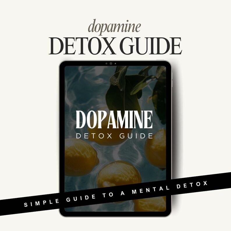 Pu&ograve; includere: Lo schermo di un tablet digitale mostra una guida alla disintossicazione dalla dopamina. Lo schermo &egrave; blu e presenta limoni che galleggiano nell'acqua. Il testo sullo schermo recita "Dopamine Detox Guide" e "Simple Guide to a Mental Detox".