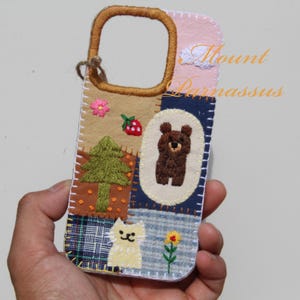 Custodia per telefono in tessuto patchwork 100% fatto a mano – Adorabile orsetto e gatto con pini e nuvole soffici, accessorio retrò ispirato alla natura