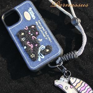 Étui pour iPhone en denim bleu foncé fait main - avec broderie chaton noir complexe et chaîne pour téléphone intégrée pour les sorties urbaines chics