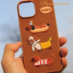 Kuschelige Karamellbraune iPhone Hülle - Plüschige Gestickte Dackel mit Handschlaufe, Für Herbst & Winter, Stilvolles Apple Accessoire
