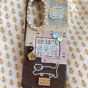 Capa de celular com estampa de gato bordado em patchwork escuro e letras de jornal | Presente de Halloween chique em tecido macio, capa estilo academia escura urbana