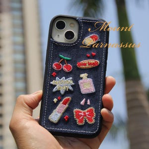 Denim iPhone Hülle, gestickte Fashion Lady Design, Lippenstift Kirsch Parfüm Bow Capsule, schicke Ästhetik, trendiges Geschenk für sie
