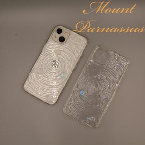 Individuell angefertigte transparente iPhone Hülle – 3D Wasser Ripple mit geprägten Koi Fischen & kleinen Wal Akzenten, Urban Chic Accessoire für iPhone Modelle