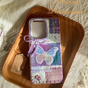 Coque de portable en patchwork lavande cousue à la main - Papillons brodés, détails du noeud et des boutons en bois, cadeaux Spring Gardens & Cottagecore
