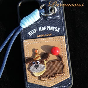 Étui pour iPhone en denim bleu foncé fait main - avec un chien saucisse d'anniversaire avec un chapeau de fête, une chaîne de téléphone avec une corde pour parapluie et un emplacement pour carte