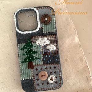 Custodia per telefono in tessuto con albero di pino e nuvola realizzata a mano - Design ispirato alla natura Design retrò minimalista per iPhone e Android