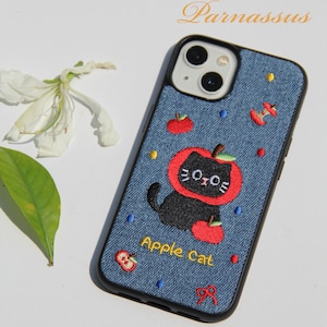 シックなデニム刺繍の黒猫 iPhone ケース – カジュアルなお出かけ、都会的なシックさ、ギフトに最適な愛らしい Apple アクセサリー