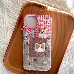 Coque pour portable en tissu patchwork cousue à la main - Chats et chiens brodés, garnitures de boutons, parfait cadeau d'adoption d'animal de compagnie pour les amoureux des animaux au printemps