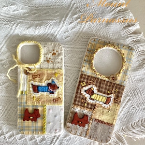 Coque pour iPhone en tissu patchwork cousue à la main - Chiot et touches de boutons brodés, motifs pattes de chien, parfaite pour les célébrations d'adoption d'animaux de compagnie
