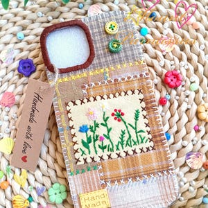Coque pour portable patchwork 100 % couture faite main - tissu denim vintage avec broderie de roses exquis dans un style textile rétro pour une protection chic