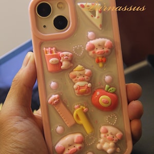 Świąteczne etui 3D z żywicy na iPhone'a z kreskówkową grafiką i uroczą różową świnką – ręcznie robione, urocze, trwałe etui na Apple'a na Nowy Rok Księżycowy, urodziny, jako prezent.