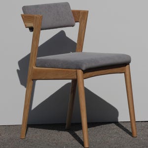 Chaise de salle à manger en chêne fabriquée à la main, bois de qualité supérieure avec assise design textile, chaise en bois massif pour intérieur de salle à manger, chaise esthétique