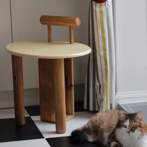 Stuhl aus Eschenholz „Deep Roots“, Sitzfläche aus recyceltem Kunststoff, minimalistischer Esshocker