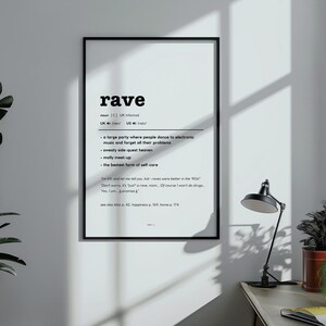 Könnte beinhalten: Schwarz-weißes Typografie-Poster mit dem Wort "Rave", definiert als eine große Party, bei der die Leute zu elektronischer Musik tanzen und all ihre Probleme vergessen. Das Poster ist gerahmt und hängt an einer weißen Wand.