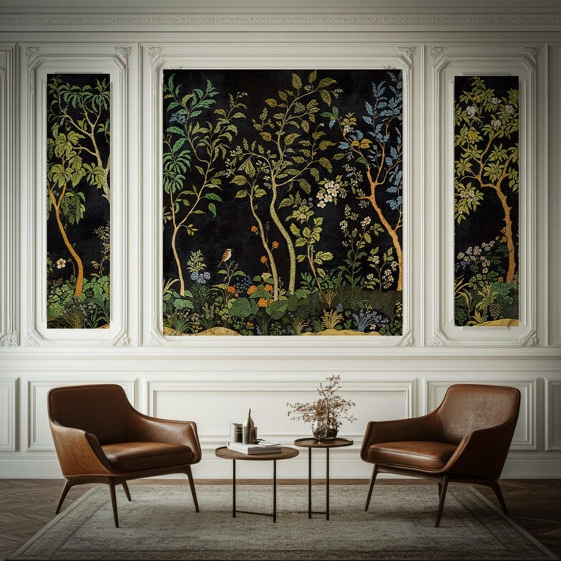 Puede incluir: Dos sillones de cuero marr&oacute;n con un papel tapiz floral negro y dorado detr&aacute;s de ellos. Los sillones se enfrentan y hay dos mesas redondas peque&ntilde;as entre ellos.