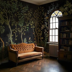 Puede incluir: Un sof&aacute; de terciopelo marr&oacute;n con capiton&eacute; de botones se encuentra en una habitaci&oacute;n con papel tapiz floral oscuro y una gran ventana con vidrieras. Una estanter&iacute;a de madera con libros se encuentra en la esquina de la habitaci&oacute;n.