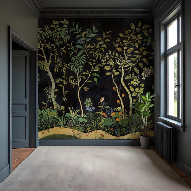 Puede incluir: Un mural de papel tapiz negro y dorado que representa una escena de jard&iacute;n estilizada con &aacute;rboles, flores y un peque&ntilde;o p&aacute;jaro. El papel tapiz est&aacute; impreso en una superficie texturizada y tiene una est&eacute;tica vintage.