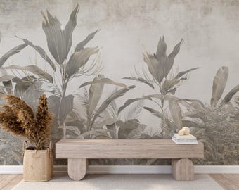 Könnte beinhalten: Eine Innenszene in neutralen Tönen mit einem großen botanischen Wandbild mit stilisiertem Laub. Vor dem Wandbild steht eine helle Holzbank mit abgerundeten Beinen. Ein Weidenkorb mit getrockneten Pflanzen und Büchern vervollständigt die Einrichtung.
