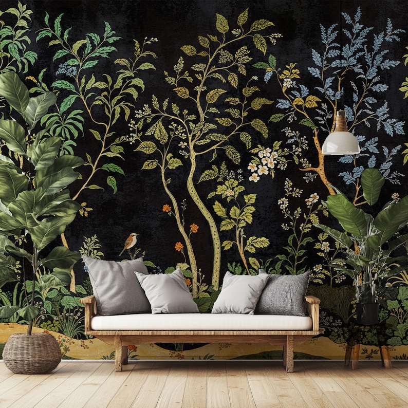 Puede incluir: Un sof&aacute; blanco con cojines grises se encuentra frente a una pared negra con un dise&ntilde;o de papel tapiz floral. El papel tapiz presenta una variedad de flores y hojas verdes, amarillas y azules.