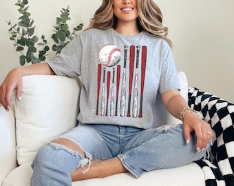Koszulka z amerykańską flagą inspirowana baseballem Gildan 64000 Unisex Soft T-Shirt, Koszulka baseballowa, Baseball 4 lipca, Miłośnik baseballu, Koszulka 4 lipca
