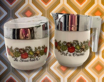 ヴィンテージ フレンチミルクグラス シュガー＆クリーマーセット | 「Le Sucrier」「Pot à Crème」 | レトロキッチンデコレーション | クローム蓋 | 1970年代フレンチカントリースタイル