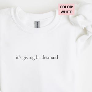 Bridesmaid Sweatshirt, It&#39;s giving Bridesmaid Crewneck, Gildan 18000, Bachelorette Party Gift, Wedding Crew Sweater, Trendy Bridal Shirt