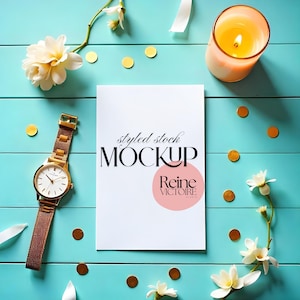 Mockup de cartão floral flat lay | Magnólia, vela e dourado | Foto de stock em estilo flatlay com fundo turquesa elegante, download de imagem digital JPEG