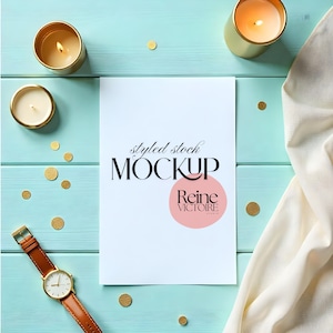 Mockup de cartão flat lay de luxo | Luz de velas e brilho dourado | Foto de estoque com estilo de convite com fundo azul | Download de imagem digital JPEG