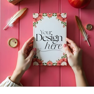 Mockup de convite floral rosa, mockup de cartão rosa, tema de maçã e pena, cartão em branco elegante, modelo de casamento e aniversário, download digital