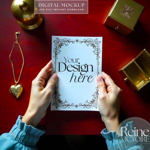 Mockup de cartão elegante, mockup de menu de convite, JPG de layout plano estilizado 5x7, cena romântica de joias de ouro, download instantâneo, mockup de cartão de casamento