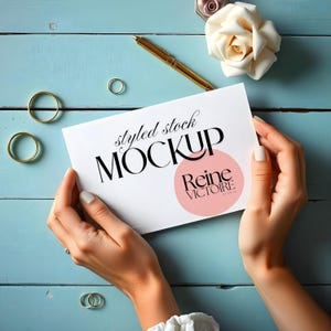 Mockup de convite com mãos e rosa | Flat Lay com estilo feminino | Mockup de papelaria para casamento | Imagem digital JPEG | Download digital