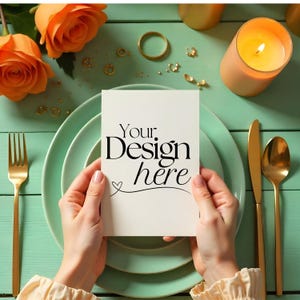 Mockup de cartão comemorativo e menu com rosas e talheres dourados | Mockup de cartão romântico flat lay para convites e cartões de casamento, menus, papelaria