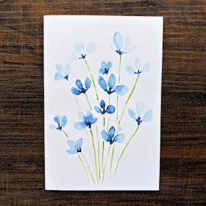 Cartão de felicitações em branco com flores azuis pintadas à mão - Download digital