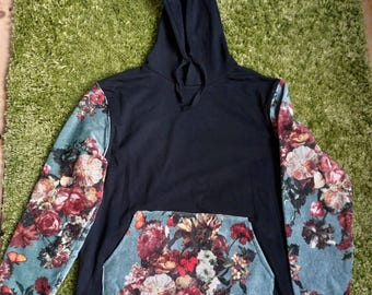Czarna bluza z kapturem w kwiaty M Unisex