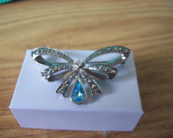 Vintage Silver Tone Avon Marcasite Finish Ribbon Brooch with Blue Rhinestone