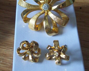 Vintage Avon Demi Parure brooch and earings set.  Ribbon Flowers..