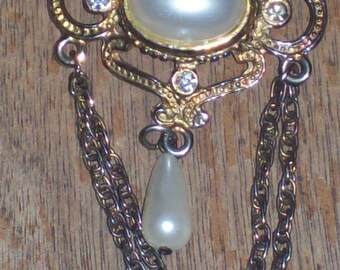 Vintage Victorian Faux pearl.brooch,