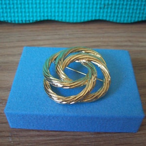 Vintage/ Antique Monet Goldtone brooch,