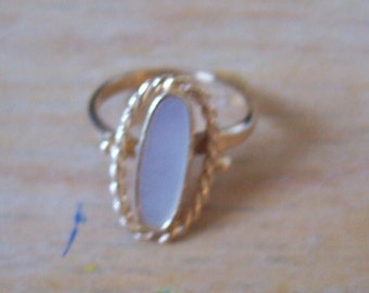Vintage Sarah Coventry shell and goldtone ring. From the 1970s.